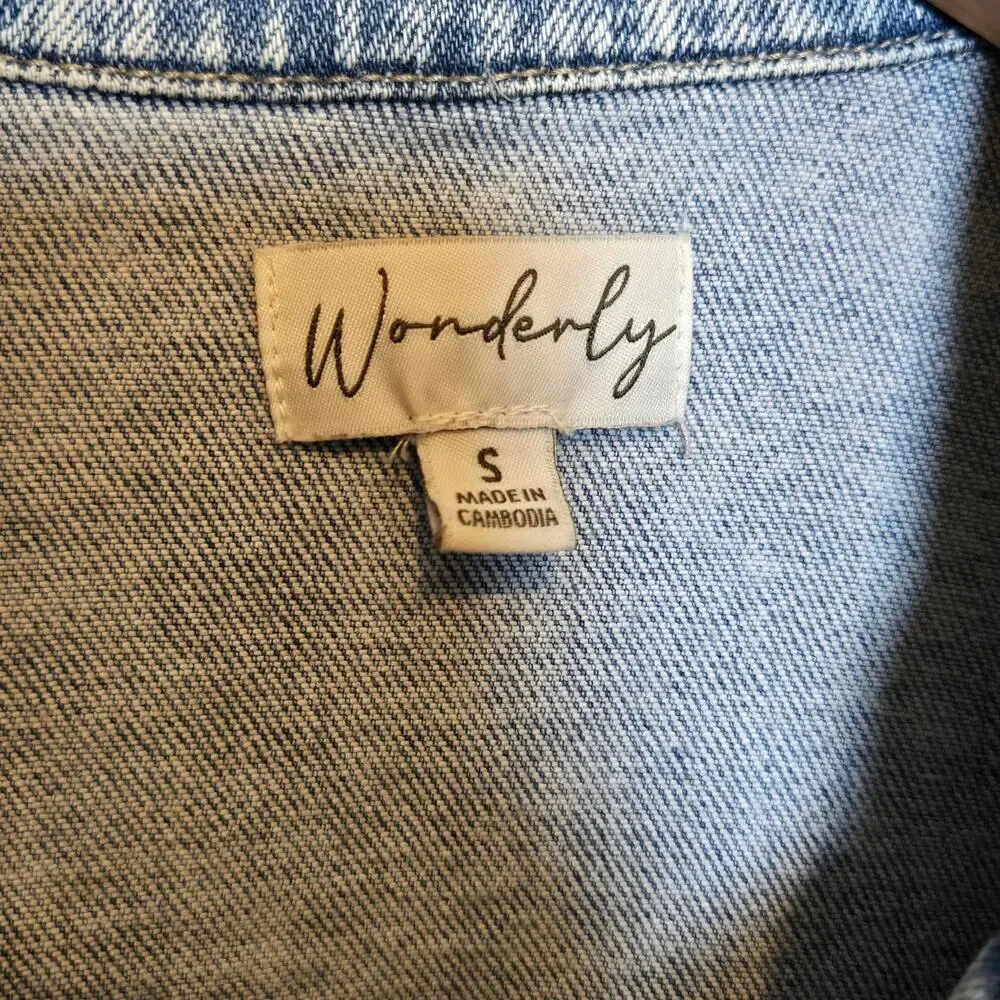 Wonderly Denim Jacket Light Wash Button Front Inside and Outside Pockets